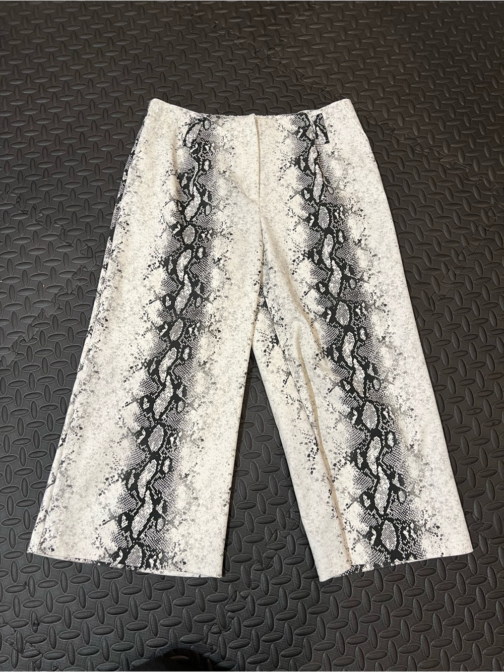 Gianni Bini White & Black Snake-Print Wide Leg Crop Pants